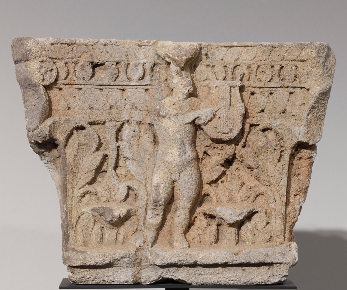 <p>Figurenkapitell mit Lyra spielenden Apoll, Foto: Wolfgang Fuhrmannek&nbsp;&copy;HLMD</p>