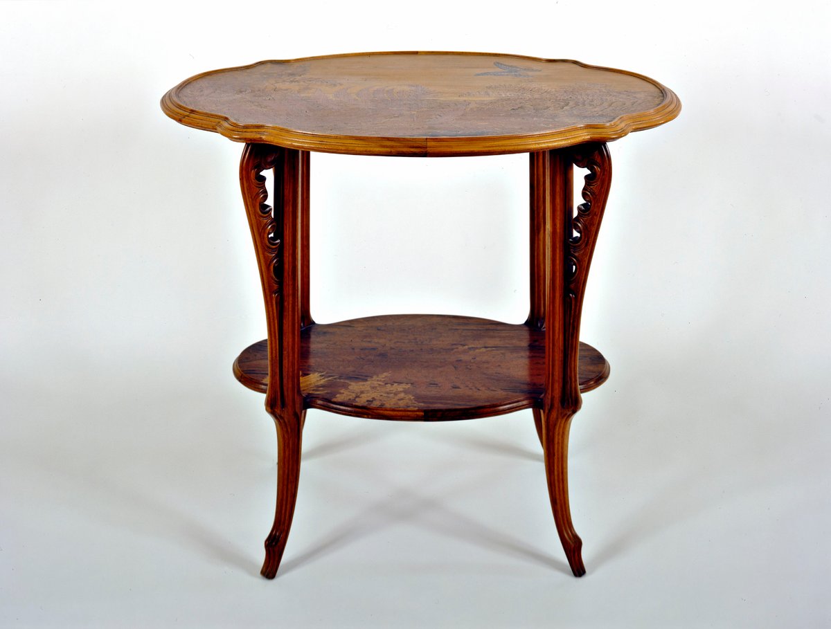 <p><span class="NormalTextRun SCXW182586307 BCX8">Nussbaumt</span><span class="NormalTextRun SCXW182586307 BCX8">isch</span><span class="NormalTextRun SCXW182586307 BCX8"> aus der Werkstatt von Emile Gall&eacute;.&nbsp;</span></p>