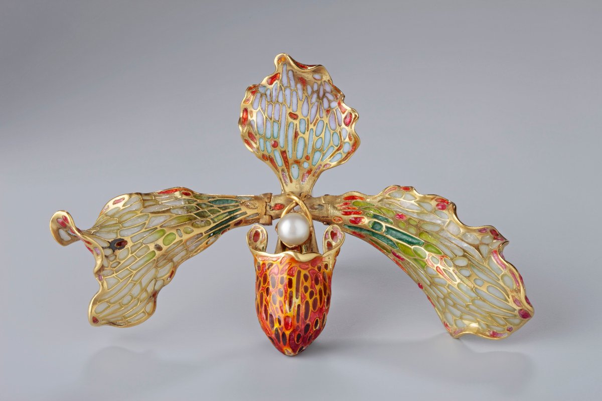 <p><span class="TextRun SCXW42520749 BCX8" lang="DE-DE" xml:lang="DE-DE" data-contrast="none"><span class="NormalTextRun SCXW42520749 BCX8">Orchideenbrosche</span></span><span class="TextRun SCXW42520749 BCX8" lang="DE-DE" xml:lang="DE-DE" data-contrast="none"><span class="NormalTextRun SCXW42520749 BCX8">, </span><span class="NormalTextRun SCXW42520749 BCX8">Andr&egrave;-Fernand </span><span class="NormalTextRun SpellingErrorV2Themed SCXW42520749 BCX8">Thesmar</span><span class="NormalTextRun SCXW42520749 BCX8">,</span> <span class="NormalTextRun SCXW42520749 BCX8">um 1902, </span><span class="NormalTextRun ContextualSpellingAndGrammarErrorV2Themed SCXW42520749 BCX8">Email</span><span class="NormalTextRun SCXW42520749 BCX8">, Gold und Perle</span></span></p>