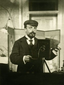 <p>By Gabriel Veyre - http://www.gabrielveyre.com/gabrielveyre/, Public Domain, https://commons.wikimedia.org/w/index.php?curid=82224163</p>